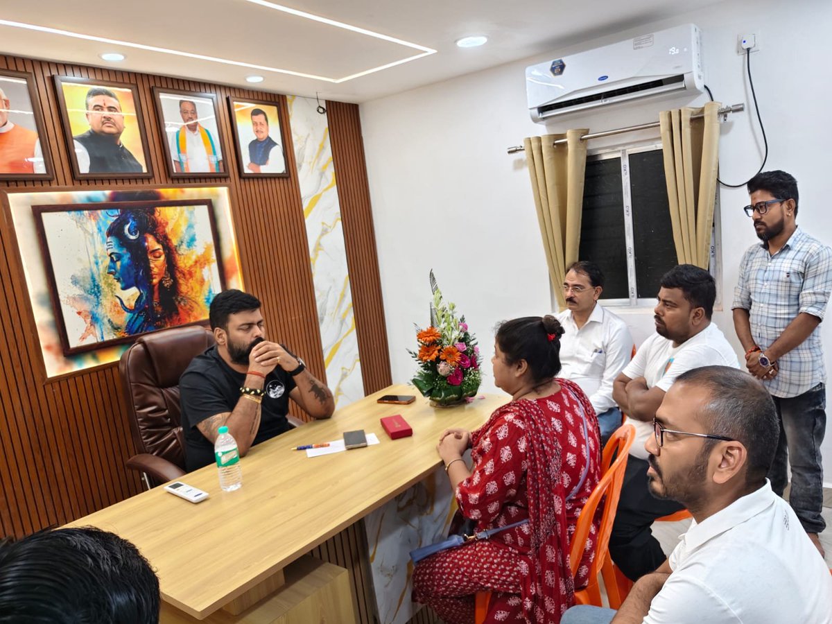 tjt4002's tweet photo. কেষ্টপুর জনতার কার্যালয়ে... https://t.co/xvVsxHMBgX