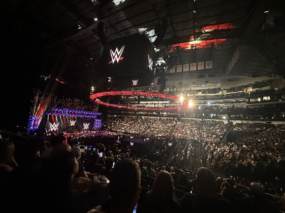 qtmare's tweet photo. so fun! #wweraw https://t.co/GQxRwtOABu