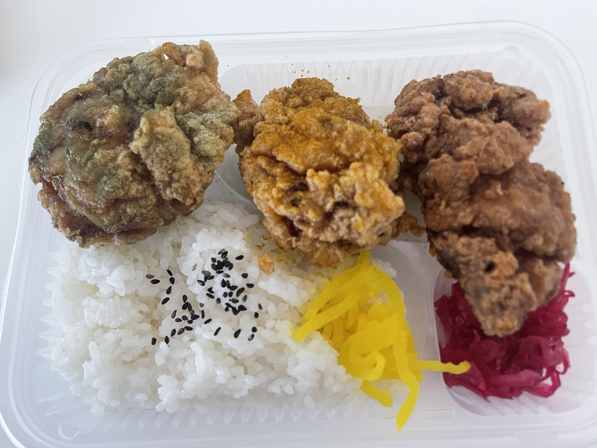 KSxxK's tweet photo. 初めてのランチマーケット。わさび、カレー、醤油。
唐揚げ弁当Mサイズでコレなので、ほっともっとレベルの量を想定するならSサイズ(唐揚げ2コ)で良いかもしれん。

ボリュームだけでなく味も美味しかった！ https://t.co/e69GJ2uHgR