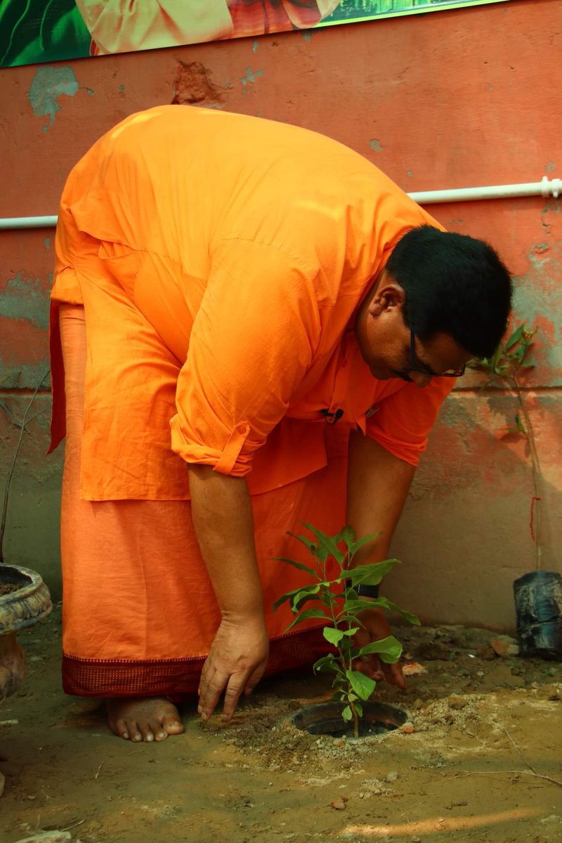 ShriguruPawanji's tweet photo. सनातन संस्कृति प्रकृति पूजक संस्कृति है परंतु हम धीरे धीरे प्रकृति से दूर होते जा रहे हैं।
हमने अपनी नादियों को, बारिश के जल को, वृक्षों को कभी अपनी पूजा का हिस्सा नहीं बनाया। कुछ व्रत त्योहारों पर हम पवित्र नादियों मे स्नान तो करते हैं लेकिन उन्हें गंदा भी करते हैं वृक्षों पर धागे तो बांधते हैं परंतु पूरा जीवन निकल जाता है हम एक पौधा भी नहीं रोपते। 
असंतुलित विकास से जंगल कटते जा रहे हैं परंतु उस हिसाब से पौधे नहीं लगाए जा रहे। वह दिन दूर नहीं है जब भारत का ग्राउंड वाटर अधिकतर शहरों में सूखता जाएगा और हम पानी के लिए भी आयात (import) पर निर्भर हो जाएँगे। 21 बड़े शहरों में ऐसी स्थिती हो चुकी है । 60 करोड़ लोग पानी की कमी से जूझ रहे हैं ।
स्थिति बहुत भयावह है।यदि प्रकृति का संरक्षण और संवर्धन न्हीं किया तो भी तो सनातन कमज़ोर होगा।
केवल मंदिर जाना, पूजा पाठ करना श्लोक बोलना , भजन क्लबिंग करने सनातन की रक्षा के लिए काफ़ी नहीं है। आइये इस सावन में महादेव की बात माने और पौधे लगाएं 
आप भी @yamglobal1  की वृक्षारोपण मुहिम से जुड़ जाएँ ।
ज़रा सोचे, कि हम जीवन भर लकड़ी का प्रयोग करते हैं पर क्या पूरा जीवन में 10 पौधे भी रोपते हैं ।