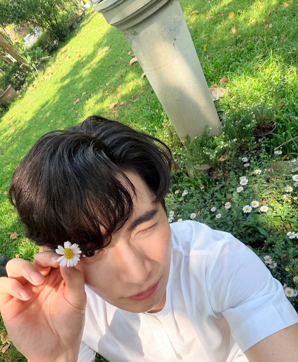 JaisinghYashika's tweet photo. I think there is a similarity here 🌼 White suits them so well 🤍 #pondearth #pondponlawit #cooheart #AlwayswithPondEarth https://t.co/dVD679Ad8C