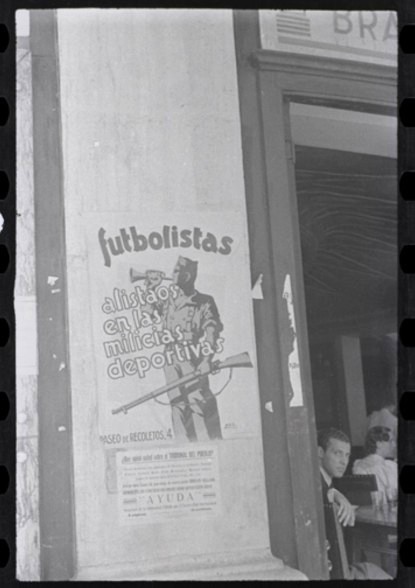 Pennypol's tweet photo. ¿Quién sabe dónde? #CSIMadriles
Futbolistas 
Posiblemente cerca del Congreso
📷Chim. Maleta mexicana. Julio-septiembre 1936. https://t.co/zLblNUAnEL