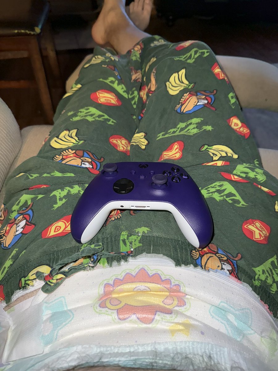 snugglepuffboi's tweet photo. Some padded gaming #abdl #abdlgamer #diaperkink #ABDLnerd https://t.co/Vi1fmAkR2v