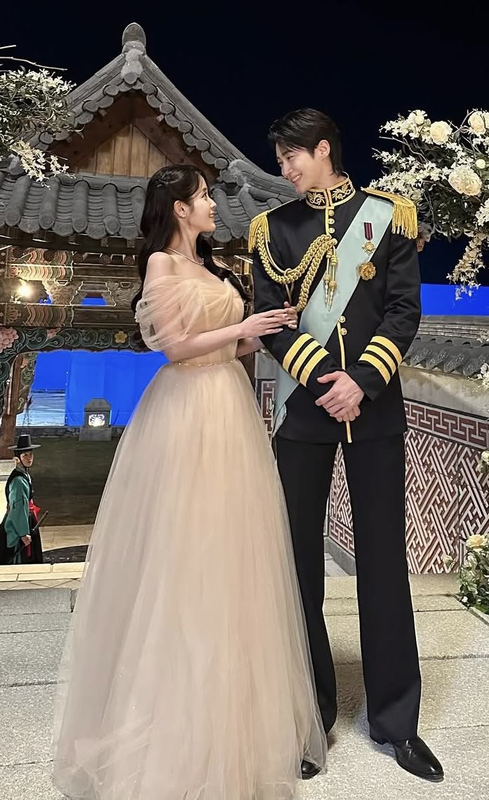 Itszanst's tweet photo. #perfectcrown #IU #byeonwooseok
In Drama .                        On Promotion https://t.co/mCiMHDC4wr