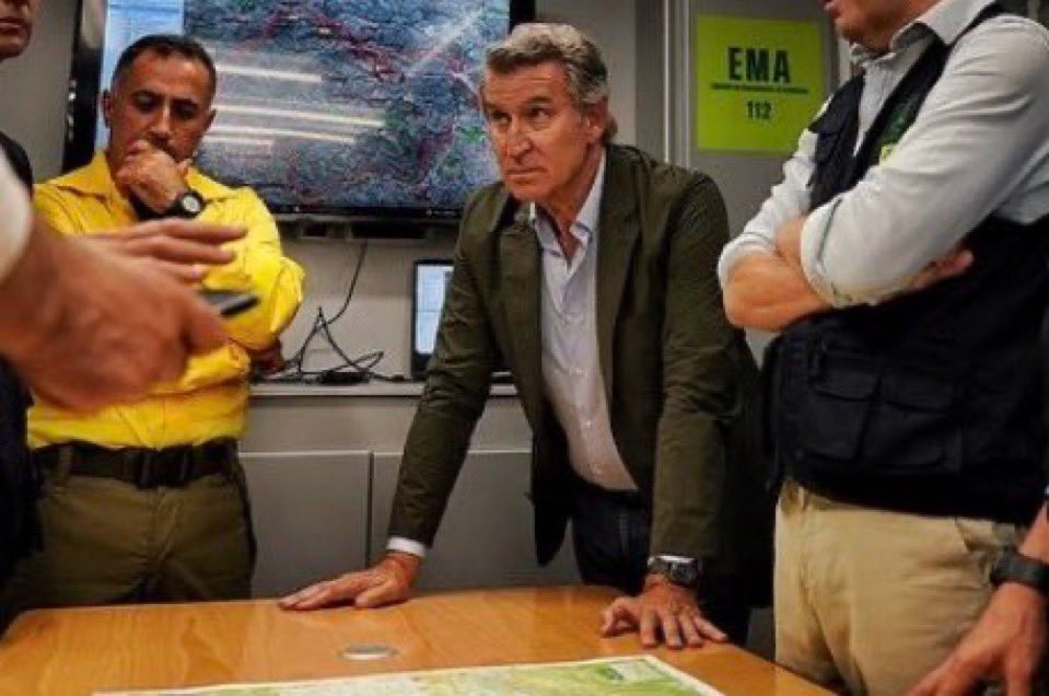 Alissonofabitch's tweet photo. Madre mía qué vergüencita ajena la foto de Feijoo como estratega geopolítico y experto en catástrofes, diseñando un plan de acción contra el incendio de Los Gallardos, cuando es un tipo que por no mandar, no manda ni en su casa. https://t.co/frwbhMAWY7