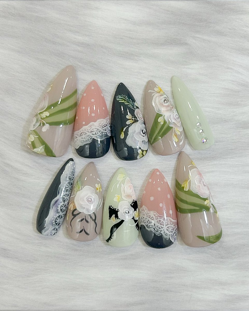Qunt_nail's tweet photo. #ネイル #ネイルデザイン
くすみカラーでまとめた作品。トールペイントみたいな要領で薔薇を描きました🌼アンティーク感出せたかな？ https://t.co/rzPiJ6YMH8