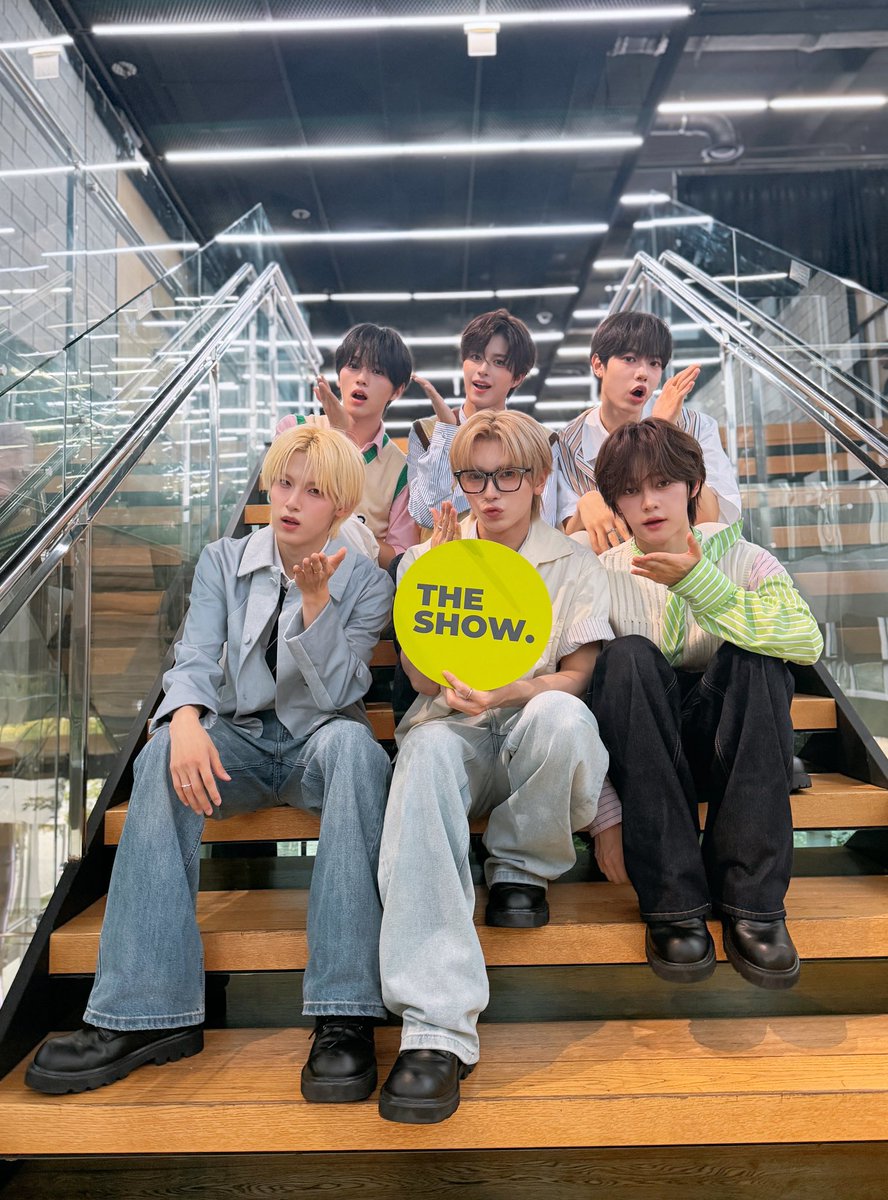 theshow_offcl's tweet photo. #VAYONN 너무 좋아서 기분이 진짜 완전 무아〰호🍏 상태 입니다. #MUAH 지경으로 베이온둥이들에게 MUAH! 하고 싶은 마음 뿐입니다. 어디서 이런 sweet little kitty, puppy 같은 소년들이 나타났을까요? 우리 베이온둥이들은 천상계에서 내려온 하늘의 선물인 게 분명해요...🪽

#더쇼 #베이온 @VAYONN_inkode