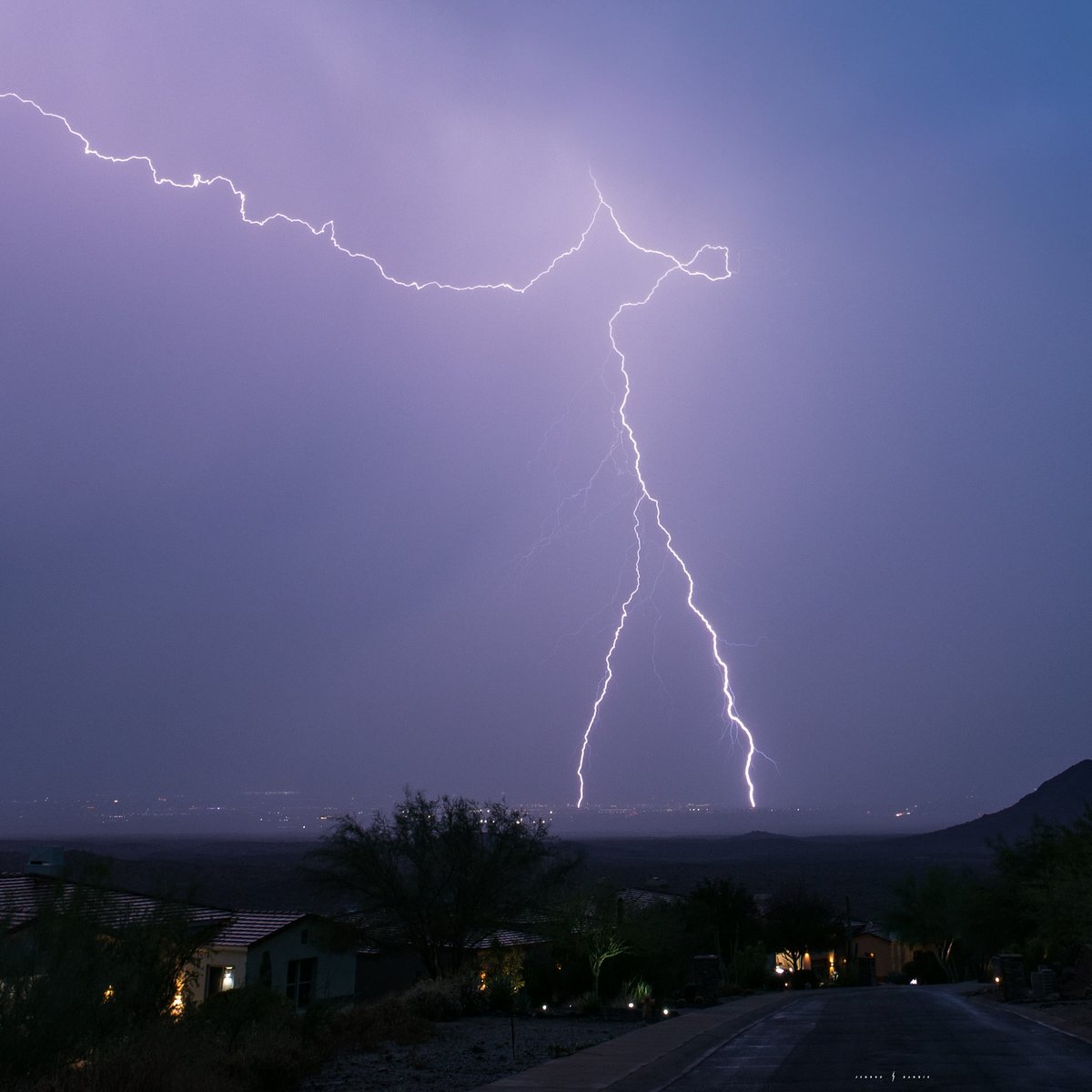 sonoranstorms's tweet photo. Great bolt from Fountain Hills tonight overlooking Mesa, AZ! ⚡️ https://t.co/jX4BSOkfkq