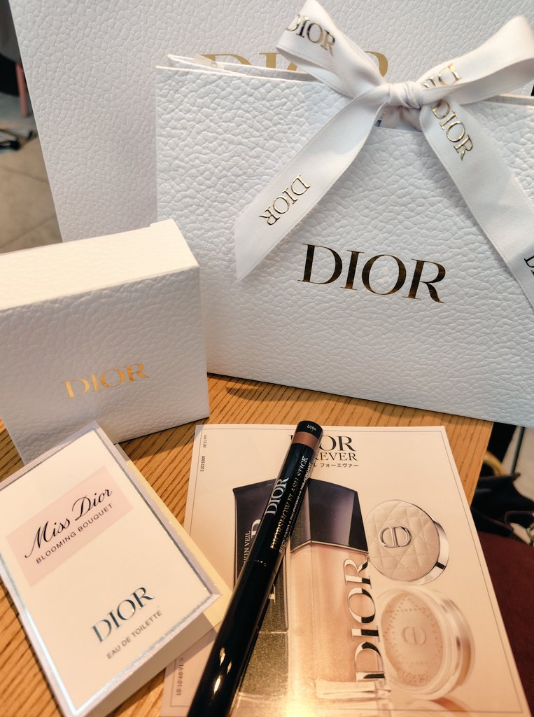 h_tomomin1986's tweet photo. #Dior
前回、限定色を購入したブラッシュスティックの定番色
と
こちらでもバースデーギフト(フォトスタンド)
ちょっと待ち時間長かったけど
こちらも誕生日スペシャルで(笑)
ギフトラッピングしてもらって
希望の下地サンプルの他にフレグランスサンプルもつけてくれた！ https://t.co/xIEmHXlswh
