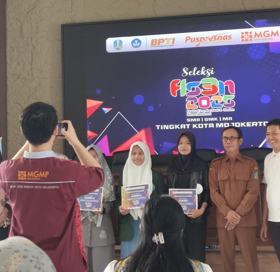 mufa_rizal's tweet photo. Dipercaya untuk melatih peserta lomba menulis cerita pendek merupakan kebanggaan juga tantangan bagi penulis. 

Proses latihan menulis tak ubahnya seperti keris ditempa berulang kali dan dibakar dalam tungku.

#FlS3N2025 #Mojokerto https://t.co/szd0dQSuS2