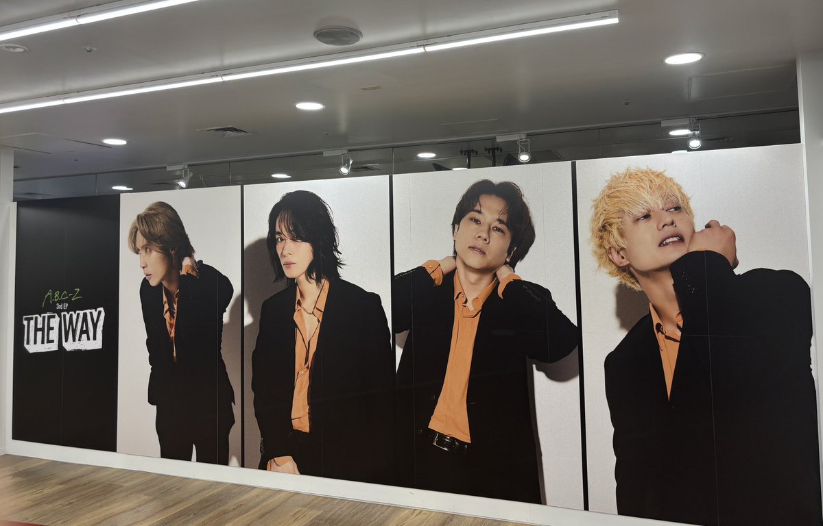 ryuji_maehara's tweet photo. A.B.C-Z 3rd EP「THE WAY」あす発売！僕は入荷日のきょう渋谷タワーレコードでget！巨大フォトスポットもきょうから登場していました！テンションの上がる空間をありがとうございます！
#abcz
#橋本良亮　さん
#ジャケットは橋本さん
#飾ります
#あしたは橋本さんの誕生日
#THEWAY
#渋谷タワーレコード https://t.co/jaha0AYkOn