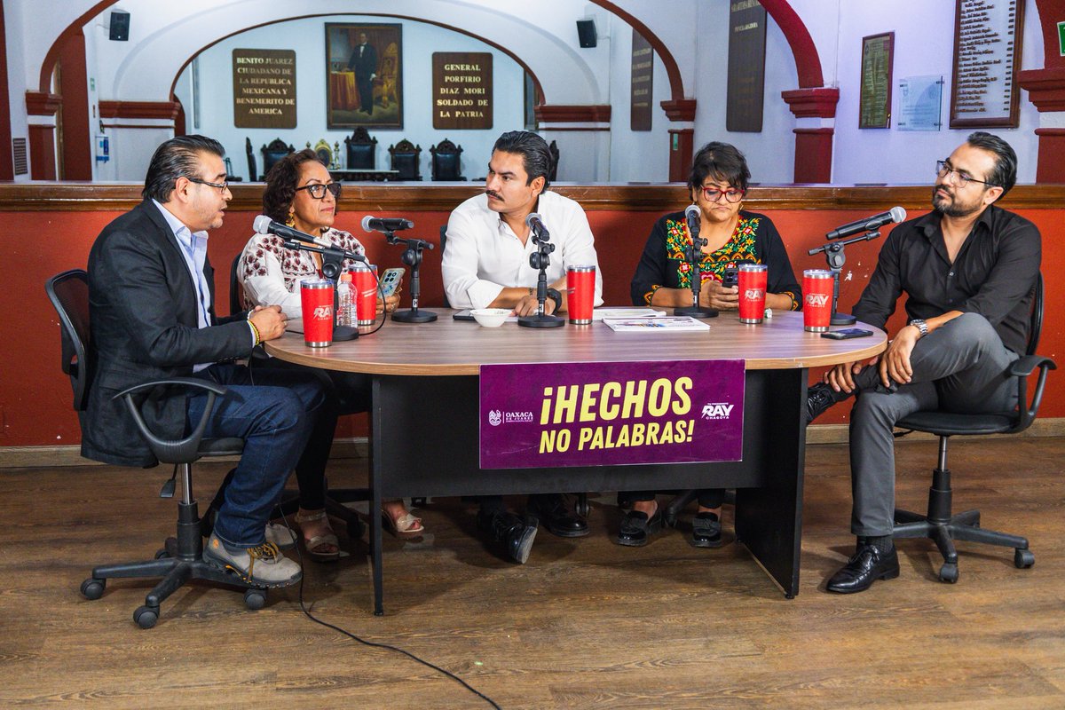 raychagoya's tweet photo. 🎙️ En #TuPresidenteYVecinoResponde dialogué con Jaqueline Robles, Óscar Vergara, Rocío Aragón y Jorge Oropeza sobre los resultados y acciones del Gobierno Municipal de la Transformación.

Escuchar, informar y responder es gobernar cerca de las vecinas y vecinos.

@OSCAR_VERGARA1 
@jaqueline_oax @RocioAragonOax 
@jorgeoropezaoax 
#OaxacaDeJuárez