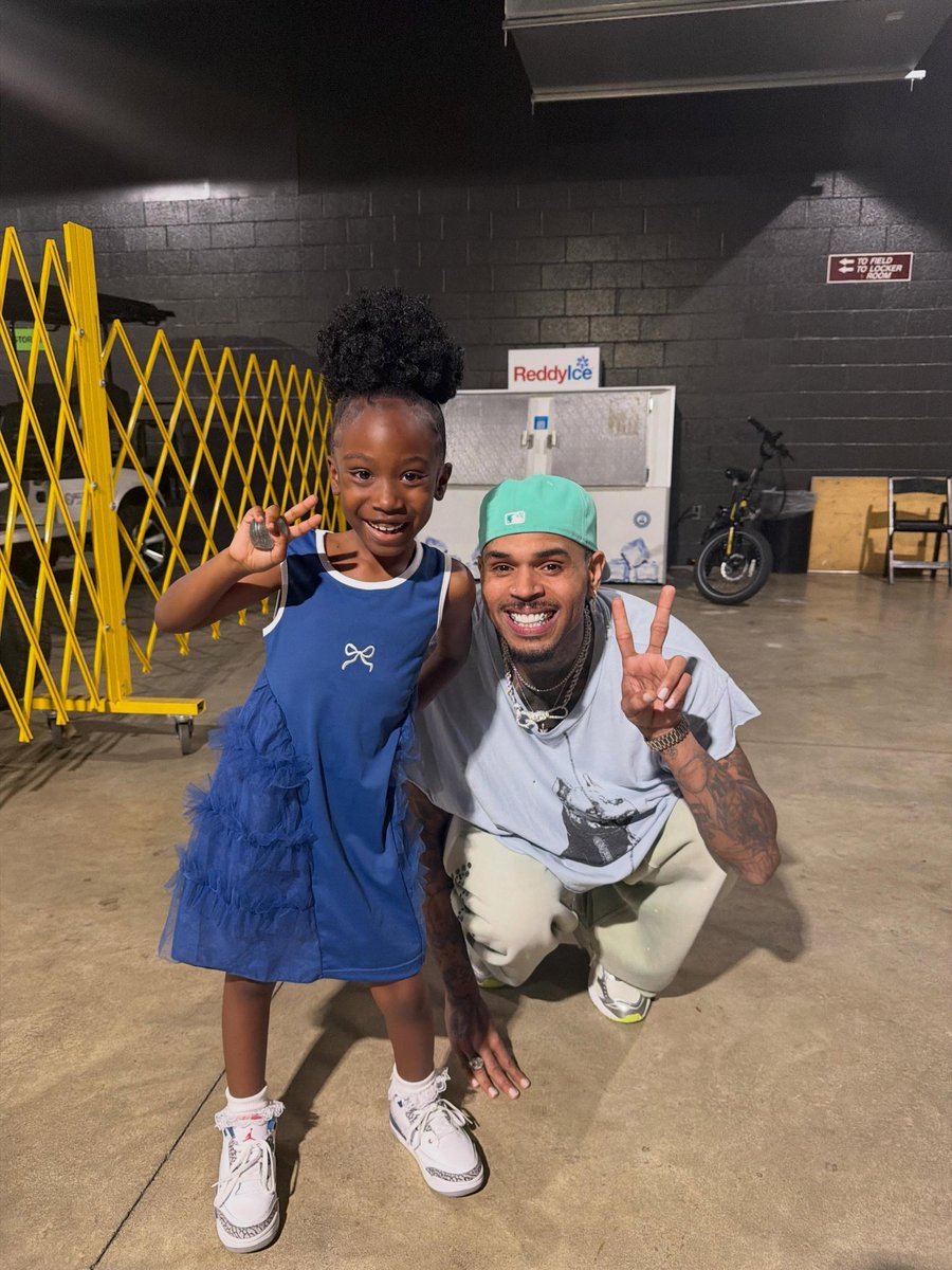 hwloiza's tweet photo. Chris Brown meeting the little girl who freestyled one of his songs:

“You gotta keep doing music ok? Cause you're so good at it.” ❤️ https://t.co/mahvNSSsAd