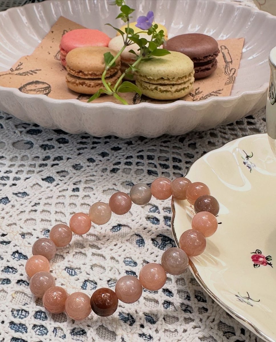 Tippy_MaLik's tweet photo. 🍑 กลับมาเอาใจคนรักสร้อยหินกับ Multicolor Peach Moonstone โทนสีนู้ดละมุนแบบ Quiet Luxury ที่ใส่ง่ายและเข้าได้กับทุกลุค 🤍

เส้นนี้ผสมเฉดสีพีช ครีม และเบจอย่างเป็นธรรมชาติ พร้อมประกายสีทองอมพีชในบางเม็ดที่สะท้อนแสงอย่างสวยงาม https://t.co/8TpwLiu3ay