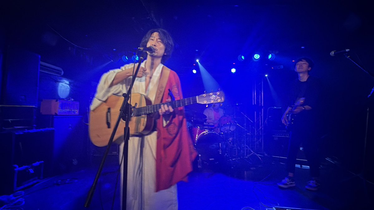 muzirusidesu's tweet photo. 地下流出LIVE Vol.18
出演してくれたバンドです！
③縁来人
縁が来る人と書いて「縁来人」
今まで色々な縁があり繋がって共にやってきた彼等。今回は縁を越えてただ彼等の我々に対する想いを感じた日、そしてステージでした☝️ありがとうございました！！ https://t.co/hBhSOy3eF5