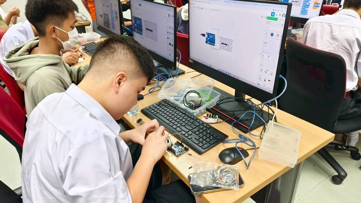 exxonmobil_th's tweet photo. 🎓 #เอ็กซอนโมบิลจุดประกายเยาวชนไทย สู่โลก AI & Smart Systems! สนับสนุน #EngineeringUpSkill กับวิศวะคอม ม.เกษตร ให้น้องๆ มัธยมได้ เรียนจริง ทำจริง สร้าง Prototype ผสานซอฟต์แวร์ + ฮาร์ดแวร์ต่อยอดสู่โลกจริง 🚀
💙 “การเรียนรู้ที่ดีที่สุด คือการได้ลงมือทำ” https://t.co/K7IDGzMb2h