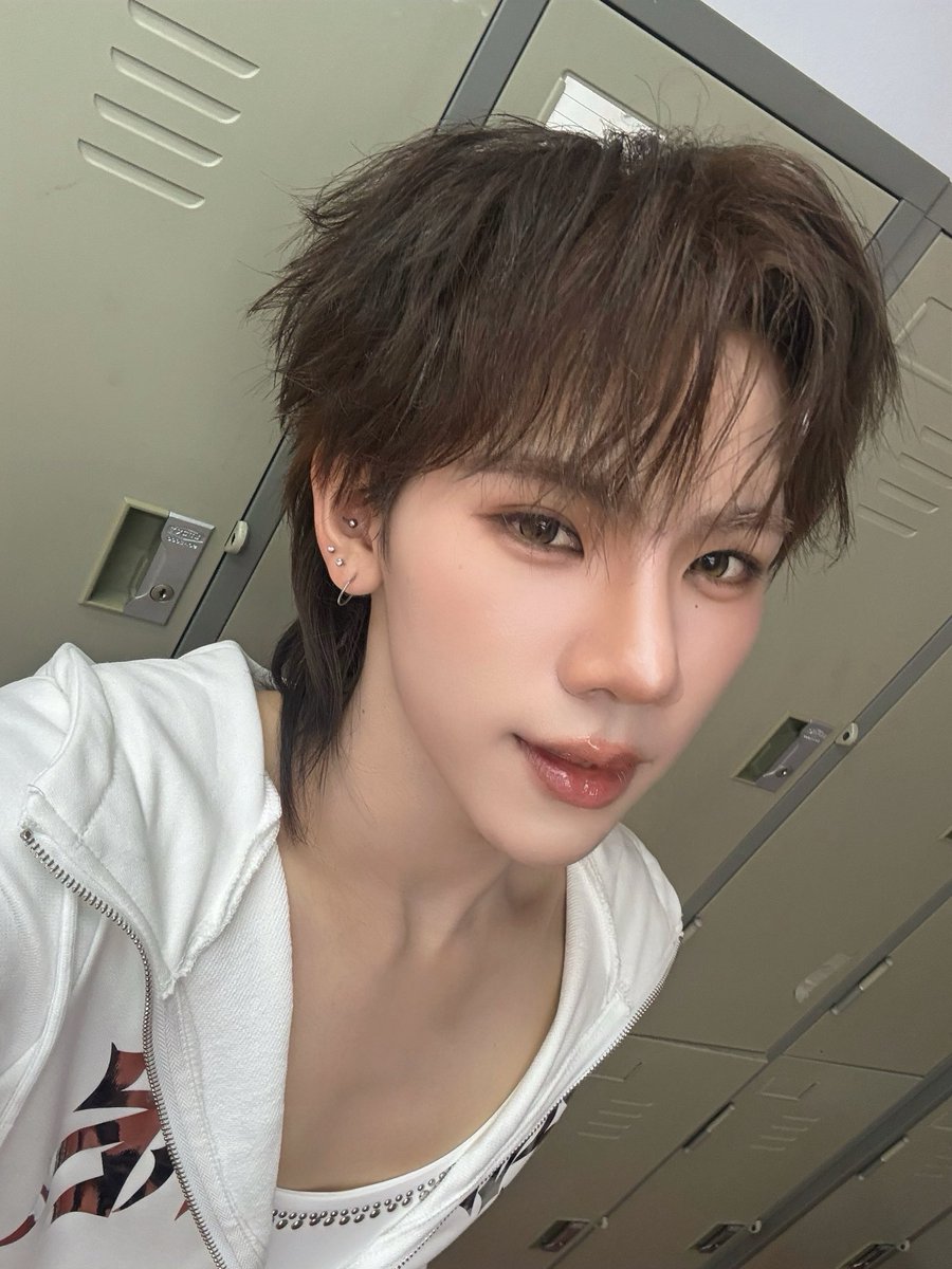 perses_official's tweet photo. [🐱] ผมไม่แข่งเพื่อสู้ใครหรอกครับ คนอื่นต่างหากที่ต้องสู้เพื่อผม
#PLUGGY_PERSES

🏆 Watch MV now : https://t.co/ftEWBjy1kq

#PERSES_ไม่แพ้ใคร
#PERSES #PERSES_TH
#GNEST https://t.co/InxaM4T6Eo