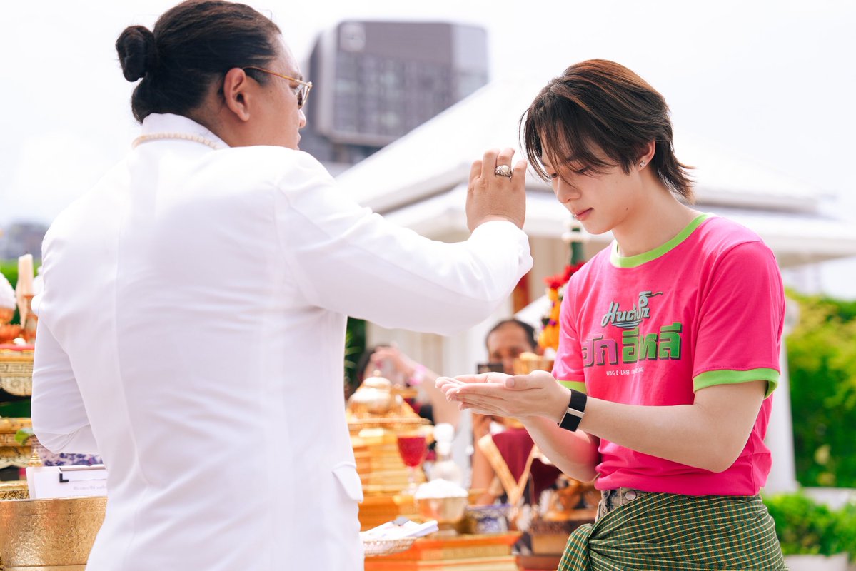 HealJaiEnt's tweet photo. ‘ซี - นุนิว’ เตรียมเสิร์ฟความแซ่บ พลิกคาแรคเตอร์ใหม่ ที่อรรถรสกว่าเดิม
ม่วนแน่ Musical Boy Love เรื่องแรก
ในซีรีส์ ‘มนต์รักฮักอีหลี HUG E-LHEE : Somtum Rhapsody’
 
ถือฤกษ์ดีบวงสรวงเปิดกล้องซีรีส์ ‘มนต์รักฮักอีหลี HUG E-LHEE : Somtum Rhapsody’ ที่จะเต็มไปด้วยความแซ่บ ความนัว ครบเครื่องความสนุก ที่ ‘ดูมันดิ’ กล้าลุ��� กล้าทำ กล้าที่เสิร์ฟอรรถรสใหม่ ๆ ให้วงการกับซีรีส์ Musical Boy Love เรื่องแรก ด้วยการพัฒนาด้านความบันเทิงของบอสใหญ่ ‘อ๊อฟชั่น กิตติพัฒน์ จำปา’ พร้อมนำหนึ่งก้าวผ่านไอเดียใหม่ ๆ ให้น่าสนใจในการทำซีรีส์ โดยเป็นผลงานภายใต้การผลิตของ‘บริษัท มันดีเวิร์ค จำกัด’ ซึ่งทีมนักแสดงนำ ทั้ง ซี พฤกษ์ พานิช, นุนิว ชวรินทร์ เพริศพิริยะวงศ์, ป๊อปปี้ รัชพงศ์ อโนมกิตติ, ฮาย อาภาพร นครสวรรค์, เปา เปาวลี พรพิมล กิจเจริญ, ฝน ธนสุนทร, แฮนน่า โรสเซ็นบรูม, จัสมิน มะลิ มาริสา ฮิวส์, มาง ปิยธิดา เล็กกลาง, มนัสสิตา จารุศะศิ, ธนวัฒน์ เชี่ยวอร่าม และ โบนัส ณัฏฐภาส วงศ์วราวิภัทร์  ร่วมพิธีบวงสรวงเพื่อความเป็นสิริมงคลเมื่อวันที่ 13 กรกฎาคม 2569 จัดขึ้น ณ บริเวณดาดฟ้าชั้น 6 โครงการ Phenix Pratunam
สำหรับซีรีส์ ‘มนต์รักฮักอีหลี HUG E-LHEE : Somtum Rhapsody’ เป็นอีกหนึ่งผลงานที่แฟน ๆ รอติดตาม ถือเป็นการพ���ิกคาแรคเตอร์ใหม่ของ ‘ซี - นุนิว’ ที่จะได้ปล่อยจอยไปกับความสนุก จัดจ้านด้วยบทบาท และ ‘นุนิว’ ยังได้เพิ่มสกิลการแสดงทั้งเป็นฝาแฝดและการพูดภาษาอีสานที่ตั้งใจฝึกพูดเกินร้อยเพื่อให้สำเนียงเป๊ะที่สุด และเรื่องนี้ยังเติมความนัวเข้าไปอีกด้วยการยกศิลปินT-POP รวมถึงตัวแม่วงการเพลงลูกทุ่งมาร่วมสร้างสีสัน ให้สมกับการเป็นซีรีส์มิวสิคัล
โดย ‘ซี - นุนิว’ และทีมนักแสดง ���ผยว่า “ได้อ่านเรื่องย่อก็น่าสนใจมากแล้ว เห็นถึงสีสันและความสนุกในการถ่ายทำ เรื่องนี้มีทั้งทีมนักแสดงของดูมันดิ เพื่อน ๆ นักร้อง T-POP รวมถึงพี่ ๆ นักร้องลูกทุ่งที่มาร่วมแสดงในเรื่องนี้ ทิ้งภาพจำที่เคยเห็นกันได้ เพราะเรื่องนี้จะเป็นบทบาทใหม่ของทุกคน และยังได้ฟังเพลงหลากหลายแนวจากนักร้องในเรื่องอีกด้วย”
มนต์รักฮักอีหลี HUG E-LHEE : Somtum Rhapsody ผลงานการกำกับของ ‘จิรวัฒน�� โตสุวรรณ’ เรื่องราวสงครามระหว่างร้านส้มตำและร้านอาหารฟิวชั่น กับจังหวะที่เหมือนจัดสรรให้ทุกอย่างเกิดขึ้นจนต้องมีเรื่องชุลมุน เมื่อร้านส้มตำมีลูกชายกลับมาดูแลร้านแทนแม่ที่ป่วย ต้องมาเจอกับลูกเศรษฐีที่มีเหตุให้ต้องกลับ     บ้านมาเปิดร้านอาหารฟิวชั่นอยู่ตรงข้าม พร้อมกับเรื่องที่ถูกเข้าใจผิดสู่การแข่งขัน เต็มไปด้วยความแซ่บทั้งรสชาติ ความสัมพันธ์ และความวุ่นวายแบบเกินคาดเดา นำแสดงโดย
• ซี พฤกษ์ พานิช  รับบทเป็น ช้าง
• นุนิว ชวรินทร์ เพริศพิริยะวงศ์  รับบทเป็น น้อย / นีช
• ป๊อปปี้ รัชพงศ์ อโนมกิตติ รับบทเป็น ธีร์
• ฮาย อาภาพร นครสวรรค์ รับบทเป็น อำพร
• เปา เปาวลี พรพิมล กิจเจริญ  รับบทเป็น ตาล
• ฝน ธนสุนทร รับบทเป็น คำพันธ์
• แฮนน่า โรสเซ็นบรูม รับบทเป็น แก้ว
• จัสมิน มะลิ มาริสา ฮิวส์ รับบทเป็น ทอนย่า
• มาง ปิยธิดา เล��กกลาง รับบทเป็น กิมจิ
• มัช มนัสสิตา จารุศะศิ รับบทเป็น เจสสิก้า
• บอลชอน ธนวัฒน์ เชี่ยวอร่าม  รับบทเป็น อิมแพ็ค
• โบนัส ณัฏฐภาส วงศ์วราวิภัทร์  รับบทเป็นตั๊ก
 
เตรียมตัวม่วน เตรียมตัวฮา เตรียมตัวชมศึกปะทะระหว่างร้านอาหาร 2 สไตล์ และเตรียมตัวปล่อยใจไปกับความสัมพันธ์ที่จะเกิดระหว่างทางรอติดตามชมได้ทางช่อง One31 และชมออนไลน์เวอร์ชัน UNCUT บนแอป iQIYI (อ้ายฉีอี้) และเว็บไซต์ https://t.co/W4jYIDVpw5 ที่เดียวเท่านั้น
 
#มนต์รักฮักอีหลี
#HUGELHEETheSeries
#MandeeWork