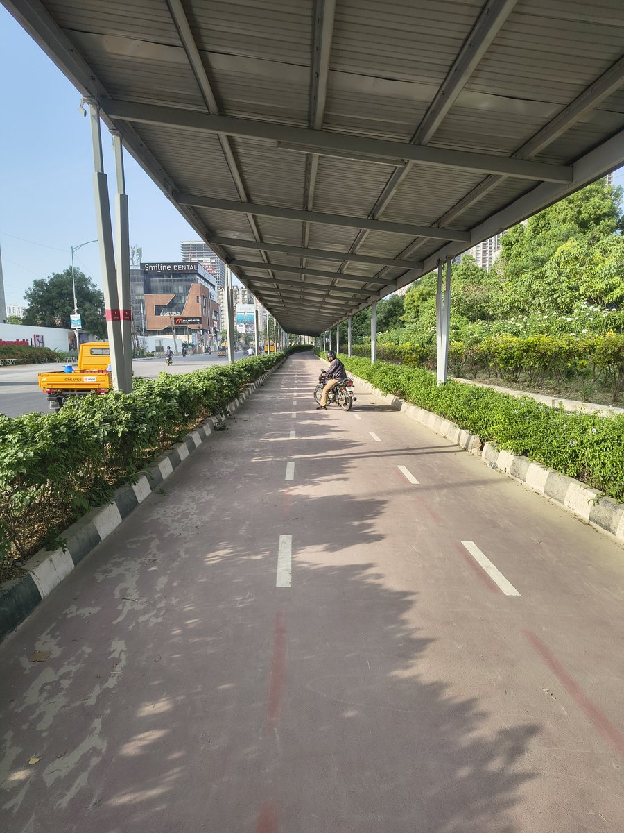 SahuSKNT's tweet photo. This policeman thought it is perfectly ok to break law and order by riding his motor-bike on dedicated cycling track. If you see, the service road is almost empty.. and this is not the first time..  @cyberabadpolice kindly ask your personnel to refrain from such things https://t.co/kSPg9oMau0