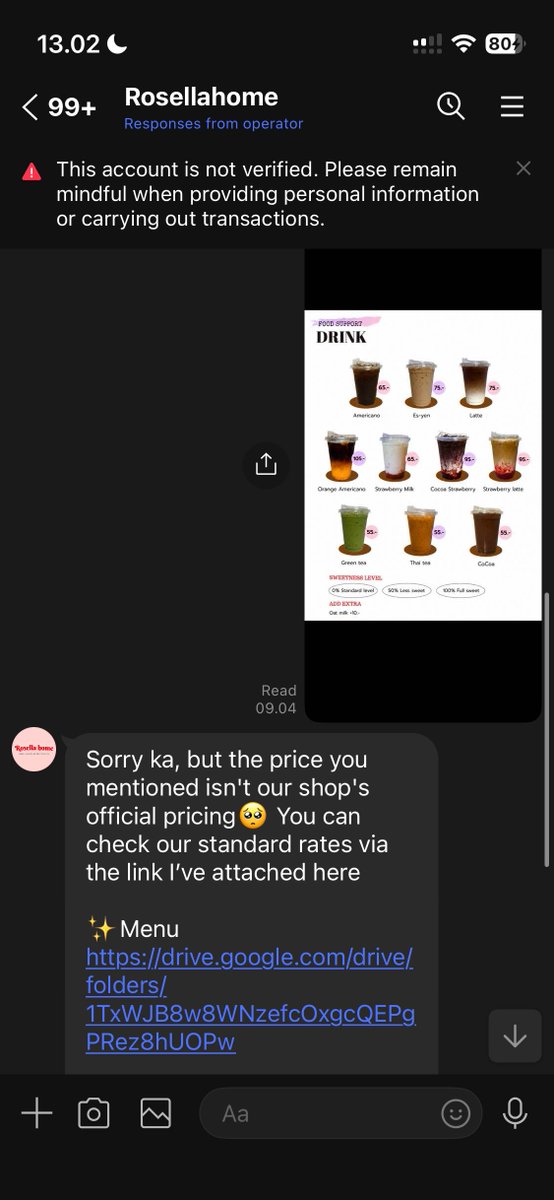 bloomingmochi's tweet photo. Saat cari food vendor untuk food support, aku ketemu resto "rosella". Dia upload fs achi kita, dan aku jadi ngeh kalau kemaren ayy pake vendor ini.

Aku chat rosella minta menu eh tapi kok beda harganya sama yang dikirim ayy. Seperti yang aku bilang, ayy anaknya baik, jadi aku posthink dulu. "oh mungkin rosella sekarang turunin harganya"

ternyata ngga, rosella konfirmasi kalau mereka gapernah naik turunin harga. menu yang dikasi ayy harganya bukan dari rosella..

ini bukti chatnya 👇