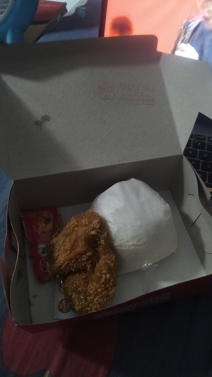oyonntik's tweet photo. day 3 ngekos udh 2x makan ayam, yakin bgt day day selanjutnya akan ayammmmmm trs ntar bunyi ku "petok petok petok" https://t.co/tnDCSC8Z5S