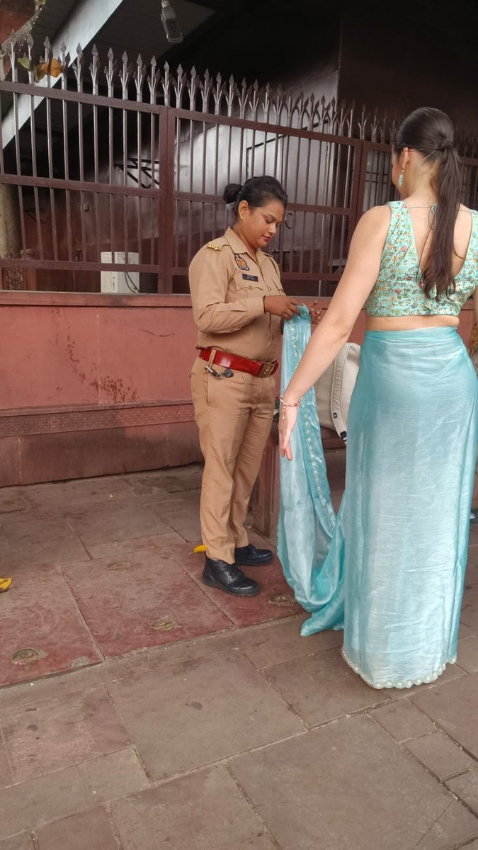 bstvlive's tweet photo. आगरा 
➡️ताजमहल पर दिखी UP पुलिस की संवेदनशील
➡️अर्जेंटीना से आई पर्यटक की पुलिस ने की मदद
➡️पर्यटक भारतीय परिधान में हो रही थी असहज
➡️महिला आरक्षी साड़ी ठीक कर की सहायता
➡️विदेशी पर्यटक ने कहा- "Thank You UP Police"
➡️ताजमहल के पश्चिमी गेट का मामला
@agrapolice @Uppolice @UPGovt https://t.co/6OVxok27Ke