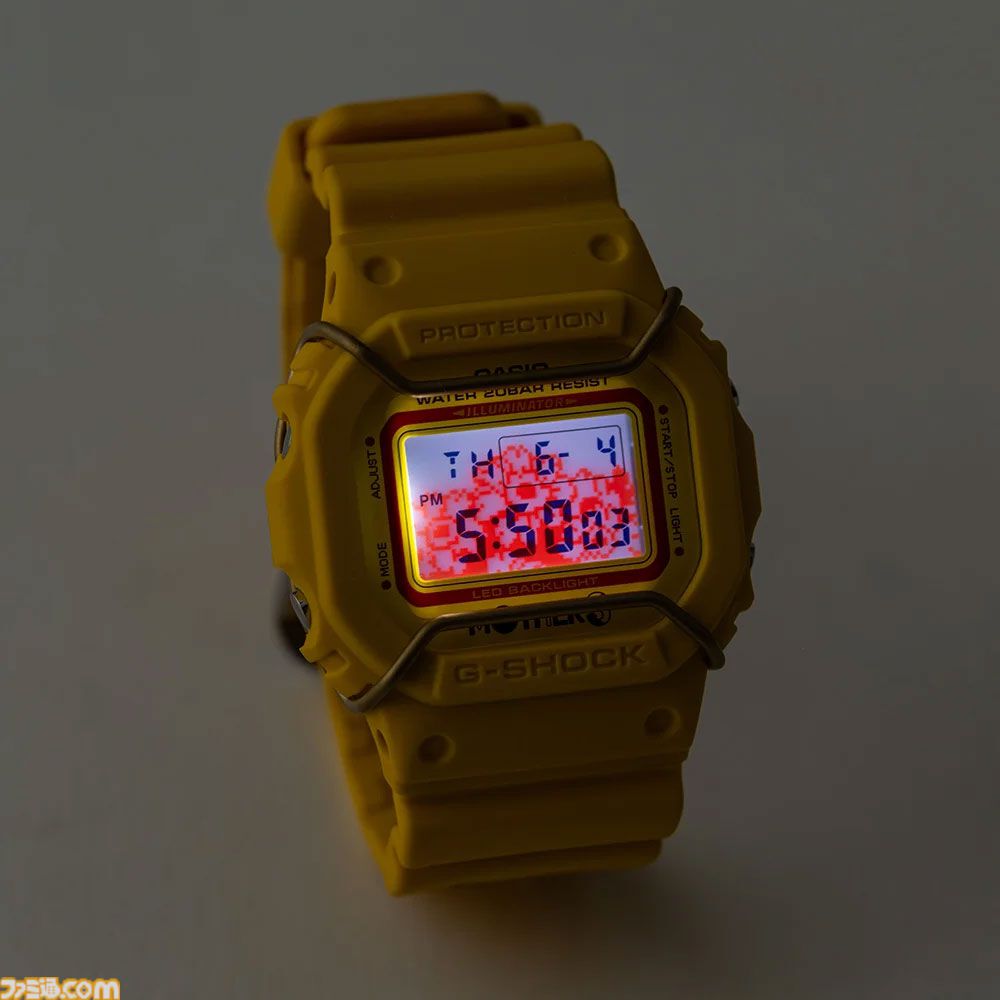 famitsu's tweet photo. 『MOTHER3』とG-SHOCKコラボ腕時計が公開。鮮やかなイエローは第6章のひまわり畑カラー
https://t.co/61n4rVtNOc

カワイイどせいさんたちをあしらった樹脂バンド。バックライトはひまわり畑のドット絵が浮かんでくる。裏には「ぽてんしゃる！」の刻印も https://t.co/CeQj8R4vrU