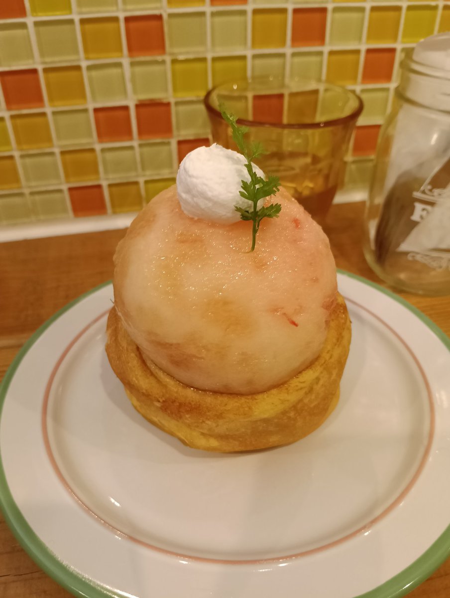 SmamRei's tweet photo. ４年以上ぶりに大好きなクレープ屋さんへ。覚えてくれてて一瞬で前みたいに弾丸トーク。季節限定の桃のクレープをお皿盛りで。
ジューシーででっかい桃ともちもち生地、自家製クリームとビスケット、最高の組み合わせ!　おいしすぎるー🩷 https://t.co/BTu6FWNFRK