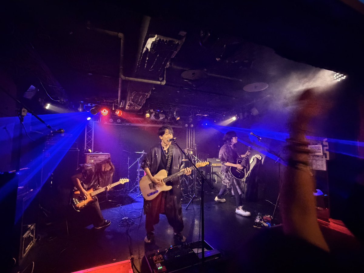 muzirusidesu's tweet photo. 地下流出LIVE Vol.18
出演してくれたバンドです！
④Shikisai
彼等を初めて観た時の僕。
何この、会場を自分達の空気に持って行けるライブバンド！凄っ🔥でした。
で、僕の頭に速攻インプット☝️
２回目を観て出演依頼！

この日も期待を超えて来てすごいLIVEでした🔥最高でした！ありがとう！！！ https://t.co/FTaTTBPhRg
