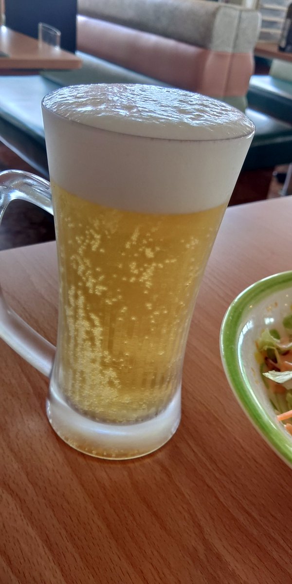 MITUDON's tweet photo. サイゼリヤで、今日はさすがに呑み。キンッキンに！冷えて！ https://t.co/UApsRsXGXH