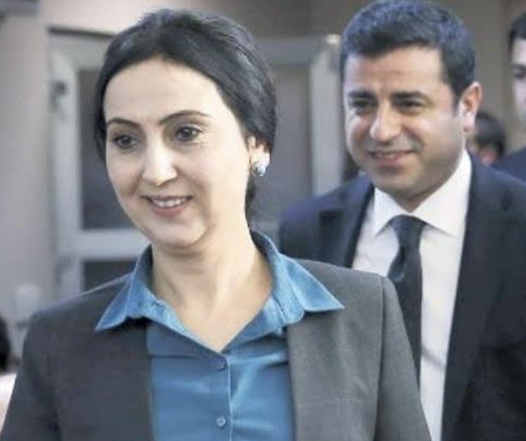 ben121975's tweet photo. Selahattin Demirtaş'a Figen Yüksekdağ ve tüm siyasi tutsaklara Özgürlük

Azadî ji rêveberên HDP’ê Selahattîn Demîrtaş û Fîgen Yuksekdağ re û ji bo hemû welatiyên bındestiyara

Rojbaş
Günaydın Hevalen heja✌️@Basak__Demirtas @hdpdemirtas https://t.co/WVsHR45Qbb