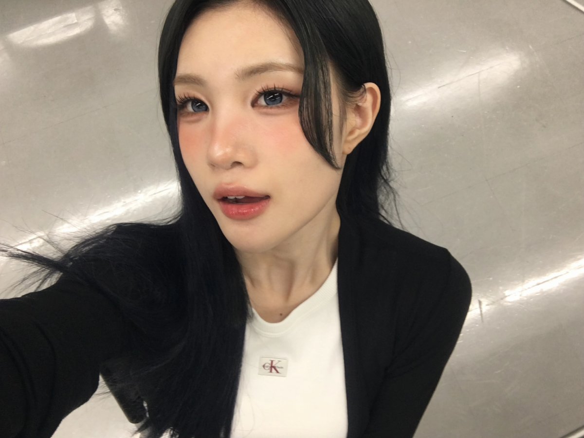S2Uphilippines's tweet photo. [👾] 260714 Hearts2Hearts Weverse update

목아파 포-즈
(Sore throat pose)

#Hearts2Hearts #하츠투하츠 #H2H
#JUUN #주은 https://t.co/M61xHw4Y6T