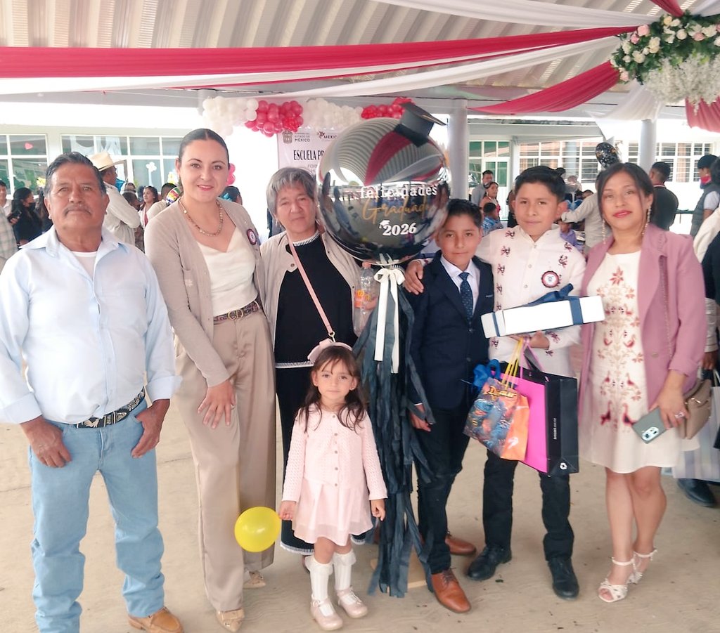 gaby_co2's tweet photo. Me siento honrada de amadrinar a mi ahijado Jesús Emmanuel, gracias por la distinción Isis Cenobio , ahora sí oficialmente #Comadres
☺️🙏 https://t.co/eq8uM25GSL