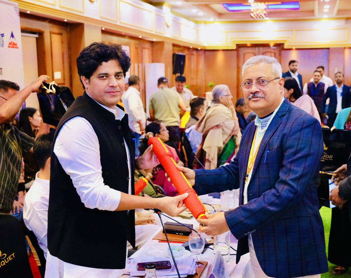 ShayarImran's tweet photo. परिवहन, पर्यटन एवं संस्कृति मंत्रालय की पार्लियामेंट्री स्टैंडिंग कमेटी की लद्दाख में हुई स्टडी टूर की बैठक में शामिल हुआ और लेह और लद्दाख में राष्ट्रीय राजमार्गों की स्थिति सहित वहॉं के कल्चर को समझने का अवसर मिला।
भारत का एक अनूठा क्षेत्र जिसकी भौगोलिक स्थिति पूरी दुनिया को लुभाती है।