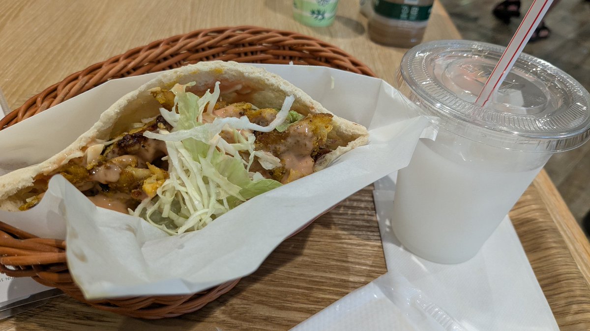 wao_aim's tweet photo. @yukapanAIM すぐ横にいたんだ〜
小上がり横で食事中🍚 https://t.co/SfI0f0kI74