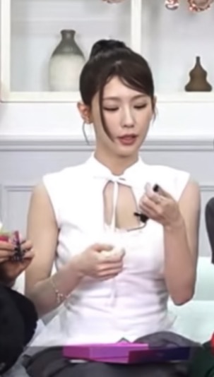 idolperfume_zip's tweet photo. ಣ 260714 아이들 미연 향수 정보             

✪ 미연
✪ 브랜드: 로에    
✪ 제품명: 모스그린 
✪ 가격: 46,000원(50ml)     
✪ 향기 가이드: 숲 | 우디 | 이끼 
▶ https://t.co/KLo03qyb8X

#I_DLE #아이들 #미연 #MIYEON https://t.co/Moh8D9qS3X