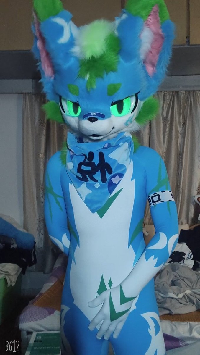 Awcy123456789's tweet photo. 看我发光眼！www #furry #兽装 #furrysuit #zentai #发光眼 https://t.co/x3KPAt68n6