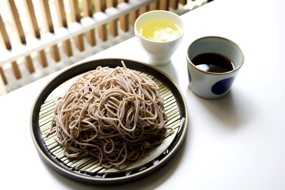 chabankyougen's tweet photo. 発作的に山盛りの蕎麦が食べたい日があり、今日がその日だった。お店で満たすにはお金がかかり過ぎるので、自分で茹でた。

そして蕎麦と煎茶はとても好きな組み合わせです。 https://t.co/0gXCGpUDb8