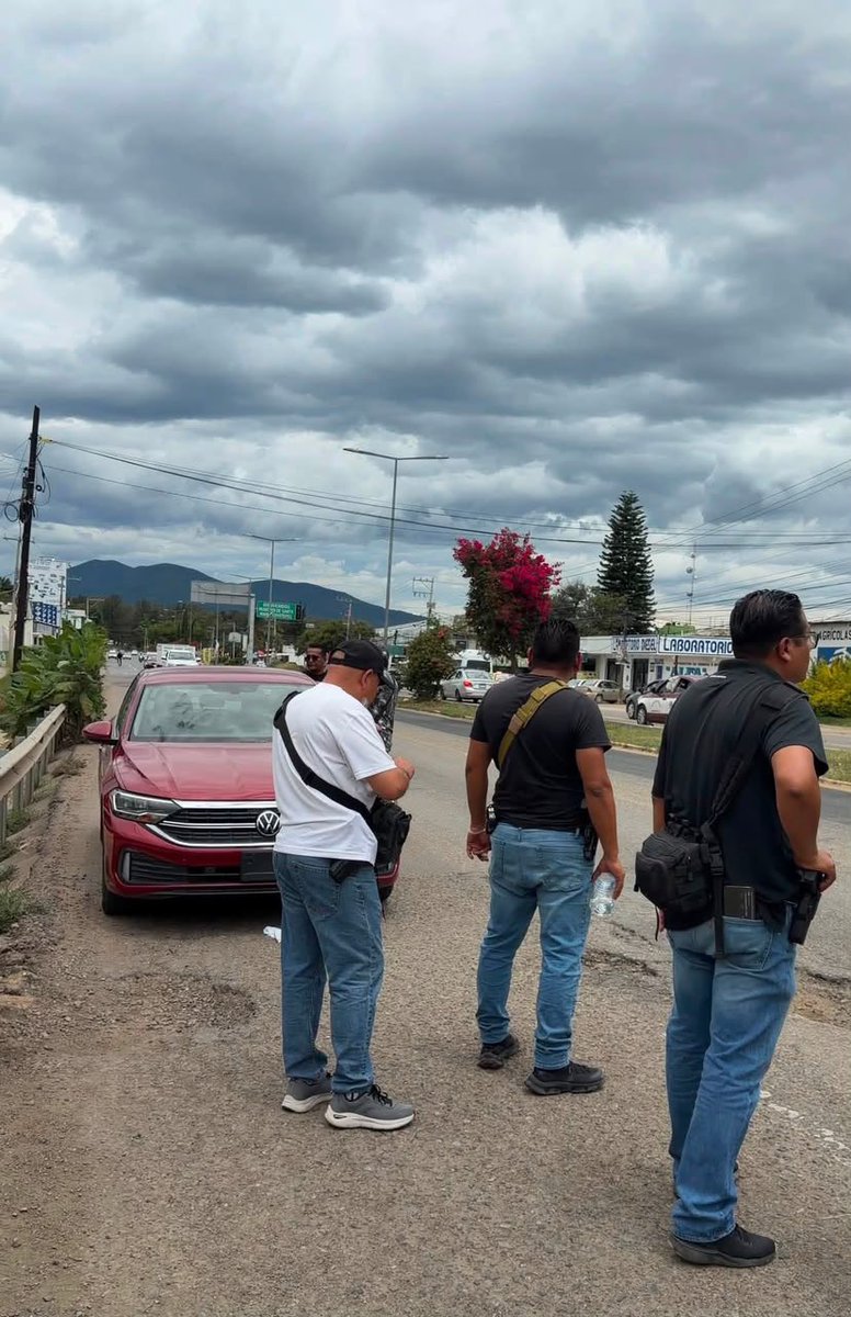 Replica_Tweets's tweet photo. #Morena Oaxaca siendo @PartidoMorenaMx 

Salió @salomonj a justificar al @FiscalOaxaca sobre el uso de vehículos sujetos a carpetas de investigación; es decir, operar al margen de la ley

El fiscal #Alamilla en nada a enderezado a la podrida corporación que representa 🤡🤡 https://t.co/KJWnfMZW0S