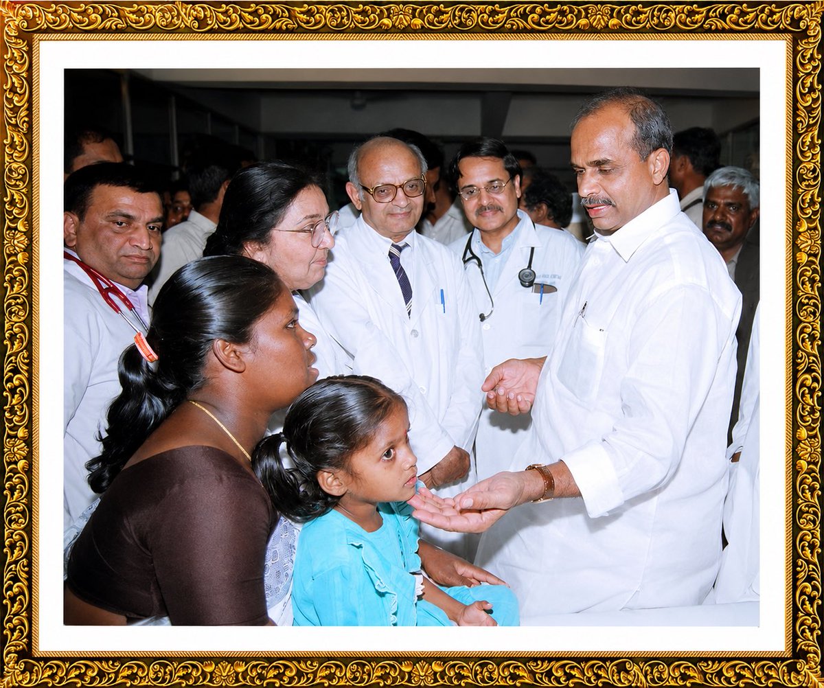 YJSFoundation's tweet photo. 09-08-2004న NIMS ఆసుపత్రిలో గుండె సమస్యలతో చికిత్స పొందుతున్న చిన్నారుల ఆరోగ్య పరిస్థితిని స్వయంగా పరామర్శించిన ముఖ్యమంత్రి డా. వైఎస్ రాజశేఖర రెడ్డి.

ఇది కేవలం ఒక ఆసుపత్రి సందర్శనం కాదు… ప్రజల బాధను తన బాధగా భావించిన నాయకుడి మానవత్వానికి నిదర్శనం.

ప్రజల పట్ల ఆయనకున్న ప్రేమ, బాధ్యతకు ఇది ఒక నిదర్శనం. ❤️

#DrYSR #YSRajasekharaReddy #Healthcare #Humanity #PeopleLeader #YSRLegacy