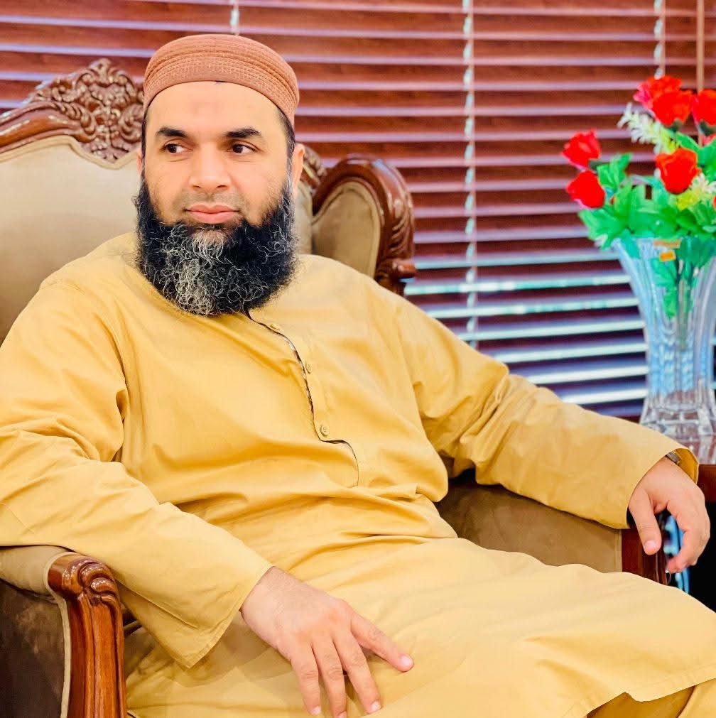 HazratAliMDN's tweet photo. جے یو آئی پنجاب کے زیر اہتمام پھولنگر، قصور میں ہونے والے جلسے کو آج تیسرا روز ہے، محلات سے اٹھتا دھواں بتا رہا ہے کہ آگ کہاں کہاں لگی ہے۔

جے یو آئی پنجاب کے جلسے نے بوٹوں کے خوف اور نوٹوں کے زور پر چلنے والے مذہبی جوکروں اور سیاسی لوٹوں کو ایسا لتاڑا ہے کہ ہر طرف ہا ہا کار مچی پڑی ہے۔

قصور جلسے میں مقتدرہ سے متعلق جو سنجیدہ و تلخ سوالات مولانا فضل الرحمٰن نے اٹھائے ہیں، اس پر بحث جاری ہے۔ ناقدین کو چاہیے ہمت ہے تو ان سوالات پر گھنگرو توڑنے کی بجائے جواب دے کر اپنی پوزیشن واضح کریں۔

ہم دو ٹوک کہہ دینا چاہتے ہیں، گالم گلوچ کر کے تم مولانا فضل الرحمٰن کے کردار پر کیچڑ تو اچھال سکتے ہو لیکن یاد رکھو مولانا فضل الرحمٰن کے ابابیلوں کا راستہ نہیں روک سکتے۔ پنجاب میں جے یو آئی نے جس سفر کا آغاز کیا ہے ان شاء اللہ اب یہ رکنے والا نہیں ہے۔

یہ تو سب کو پتہ لگ چکا ہے کہ مولانا فضل الرحمٰن کا نعرہ مستانہ پنجاب کی فضاؤں میں گونج رہا ہے، تمام روکاٹوں اور پابندیوں کے باوجود جے یو آئی پنجاب کے جلسے نے پنجاب کی سیاست کے درو دیوار ہلا دئیے ہیں۔

جے یو آئی پنجاب کے شاہینو! آپ کا ہر فرد اس شاندار کامیابی پر مبارک باد کا مستحق ہے

حافظ نصیر احمد احرار
جنرل سیکرٹری جے یو آئی پنجاب
#مزاحمت_توڑے_گی_ہر_زنجیر 
#مولانا_کی_للکار 
#پروپیگنڈہ_چھوڑو_امن_دو 
#مولانا_قدم_بڑھاؤ