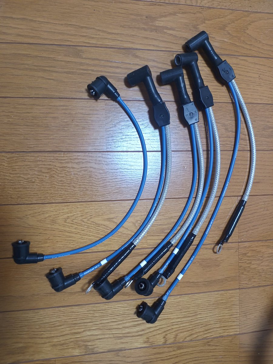 nkoaki's tweet photo. プラグコードも交換したかったのでhttps://t.co/cHnDk7KiH4のシールドプラグコードのスーパースペックをネットで購入、受注生産なのか発注から2週間ほどかかりました。
噂には聞いていましたがプラグコード本体は5mmで細く、アース線の方が7mmで目立ってます。
#ローバーミニ　#T.M.WORKS https://t.co/1nOVGnxvYY