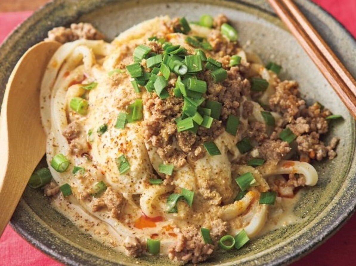 ORANGEPAGE_mag's tweet photo. ＼ 忙しい日の味方 ／大人気！山本ゆりさん　@syunkon0507　の【豆腐担担うどん】は 包丁いらず＆レンジで完結🙌 洗い物が減って料理のハードルが限界まで下がる、必見のラクうまレシピはこちらからチェック👇
https://t.co/NOi7gOeeN1 https://t.co/sIWlrxfpUx