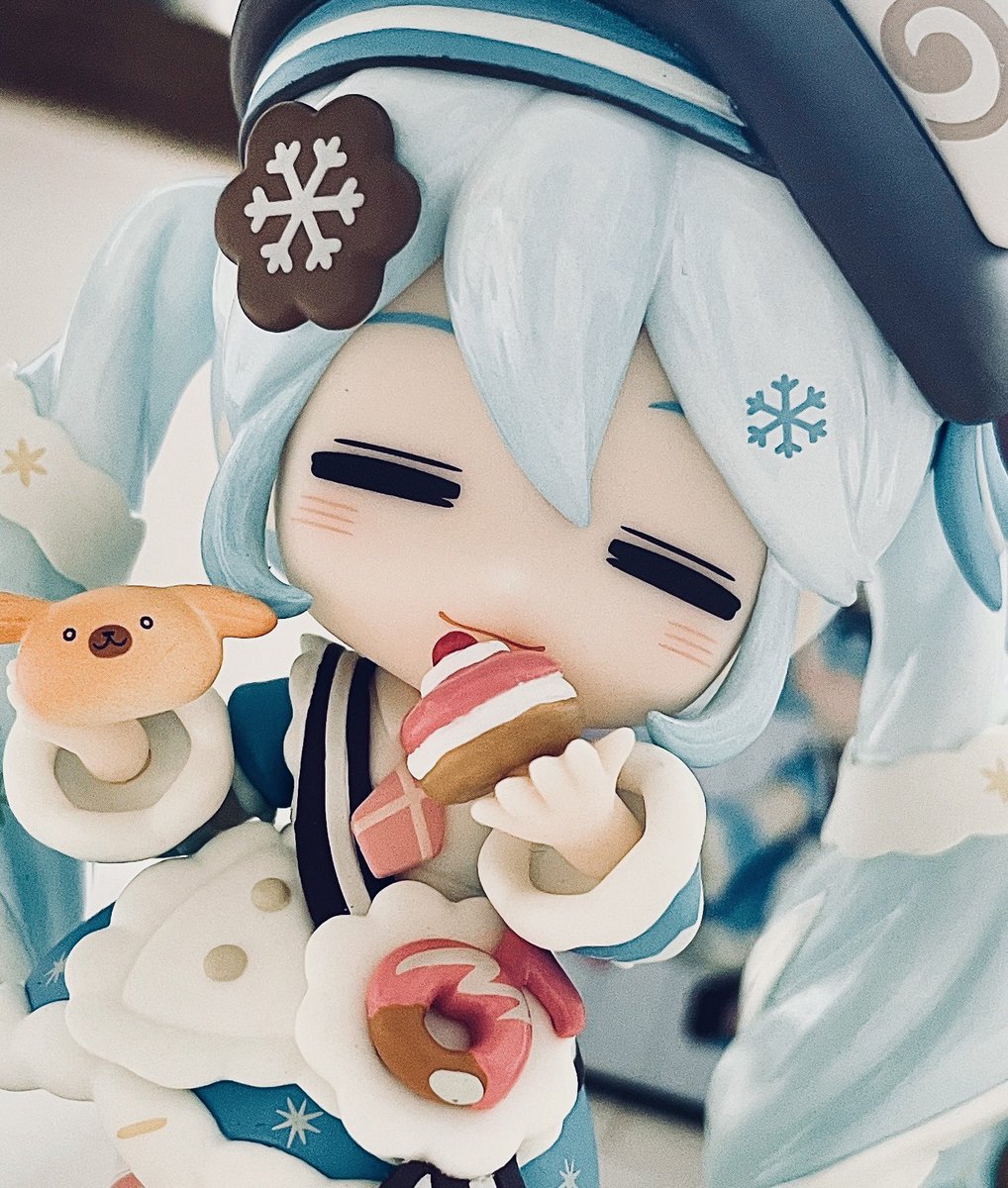 kani_mt_pan's tweet photo. パティスリーちゃんのねんどろいどをお迎えしました❣️
食いしん坊コンビ結成…？🍙🍩 https://t.co/7rttypkT0d