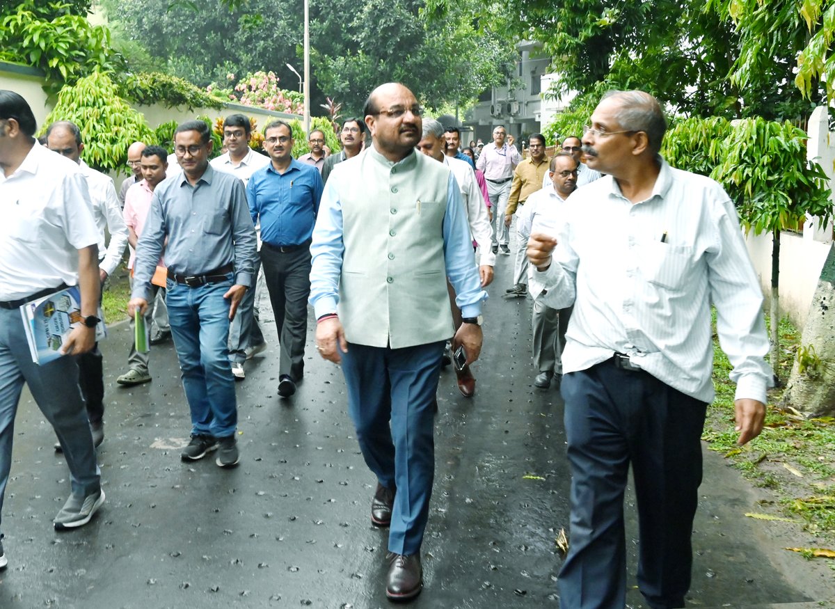 icarindia's tweet photo. At ICAR-CIFRI, Barrackpore, Dr. M. L. Jat called for translational research, multidisciplinary collaboration &amp; data-driven innovation to transform inland fisheries. He urged scientists to develop scalable solutions that empower fishers and strengthen India's #BlueEconomy. #ICAR https://t.co/tgdMSl0m3S