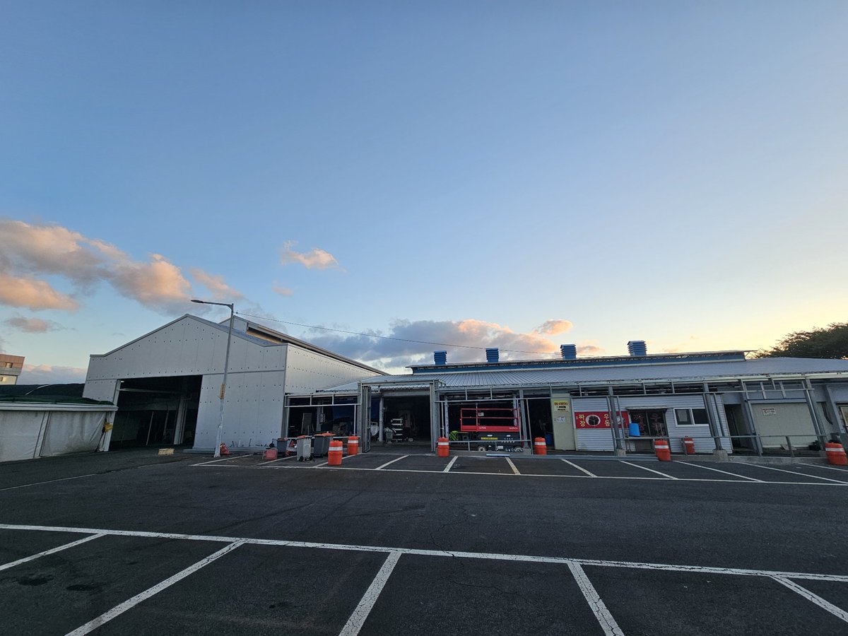 Victorokeke_'s tweet photo. I was at Jeju Traditional 5-Day Market yesterday, and what basically caught my attention was the waste collection point in the market. It's an office that's open 24 hours. Market people pay to drop off their waste. https://t.co/i8s9xqBw85