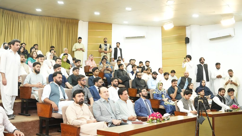 DawarAllama's tweet photo. وزیراعلیٰ سہیل آفریدی نے صوبائی وزیر برائے اعلیٰ تعلیم مینا خان آفریدی کے ہمراہ انسٹیٹیوٹ آف مینجمنٹ سائنسز (IMSciences) پشاور میں پاکستان بھر سے آئے ہوئے ڈیجیٹل میڈیا کے نمائندوں سے خصوصی ملاقات اور مکالمہ کیا،

اس نشست کا مقصد خیبرپختونخوا میں اعلیٰ تعلیم کے شعبے میں جاری اصلاحات پر کھلا اور تعمیری تبادلۂ خیال کرنا تھا،
جس میں بالخصوص صوبے کی تاریخ میں پہلی مرتبہ متعارف کرائے گئے یونیورسٹی رینکنگ سسٹم، معیارِ تعلیم (Quality Assurance) اور اعلیٰ تعلیم کے روشن مستقبل پر تفصیلی گفتگو کی گئی

تقریب میں پاکستان کے مختلف شہروں سے تعلق رکھنے والے 70 سے 80 ڈیجیٹل میڈیا نمائندوں نے شرکت کی،

ڈائریکٹر آئی ایم سائنسز پروفیسر ڈاکٹر عثمان غنی نے تمام شرکاء کا خیرمقدم کیا
اس موقع پر صوبائی وزیر برائے اعلیٰ تعلیم مینا خان آفریدی نے خیبرپختونخوا میں اعلیٰ تعلیم کے شعبے میں متعارف کرائی گئی اصلاحات پر مفصل پریزنٹیشن دی، جس میں خصوصی طور پر حکومتِ خیبرپختونخوا کی جانب سے پاکستان کی پہلی صوبائی یونیورسٹی رینکنگ کے اقدام اور اس کی اہمیت پر روشنی ڈالی گئی،

شرکاء نے مختلف سوالات کیے، اپنی آراء اور تجاویز پیش کیں اور خیبرپختونخوا کے طلبہ کے بہتر مستقبل کے لیے مفید سفارشات بھی دیں۔ ڈیجیٹل میڈیا کے نمائندوں نے حکومتِ خیبرپختونخوا کی جانب سے اعلیٰ تعلیم کے شعبے میں کیے جانے والے اصلاحاتی اقدامات کو سراہا اور انہیں قابلِ تحسین قرار دیا،
تقریب کے اختتام پر پاکستان بھر سے آئے ہوئے ڈیجیٹل میڈیا کے نمائندوں کو عوامی آگاہی اور صحافتی خدمات کے اعتراف میں تعریفی اسناد (Appreciation Certificates) بھی پیش کی گئیں