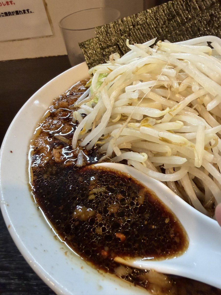 ramenyo2's tweet photo. 豚星。

BLACK GINGER1550円
ショウガ100円

考案者の出勤日に食べたかったけど予定あわないので火曜日に🥹いつもブラックデビルにショウガトピしてるんで違いがわかりづらいけど😅こっちのほうが脂とかの甘みが強いかな🤔好きな味でした🫶麺半適量で完食😋

ごちそうさまでした、いつもあざます🙇🏻‍♂️ https://t.co/2Y18E9fy0n