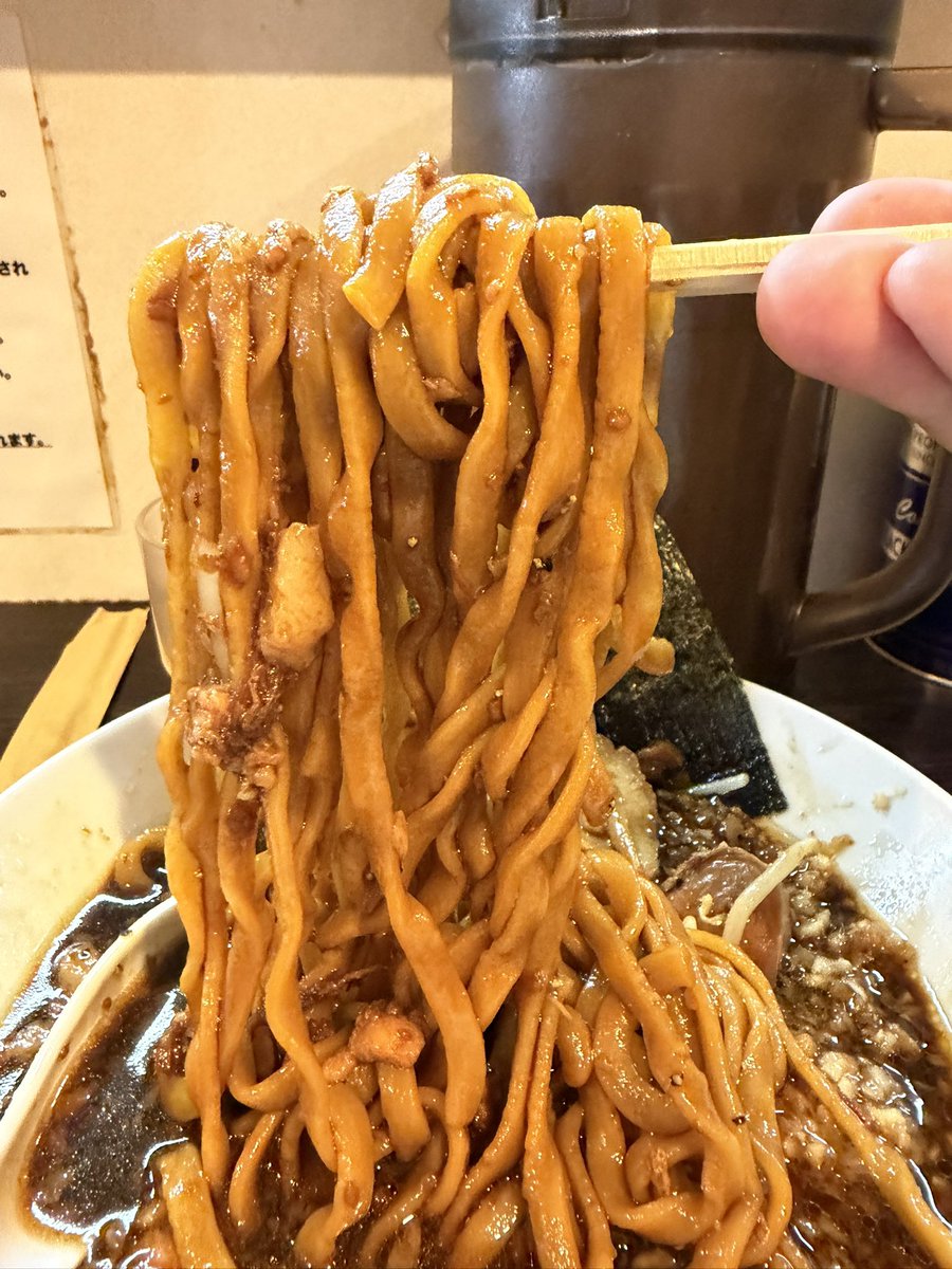 ramenyo2's tweet photo. 豚星。

BLACK GINGER1550円
ショウガ100円

考案者の出勤日に食べたかったけど予定あわないので火曜日に🥹いつもブラックデビルにショウガトピしてるんで違いがわかりづらいけど😅こっちのほうが脂とかの甘みが強いかな🤔好きな味でした🫶麺半適量で完食😋

ごちそうさまでした、いつもあざます🙇🏻‍♂️ https://t.co/2Y18E9fy0n