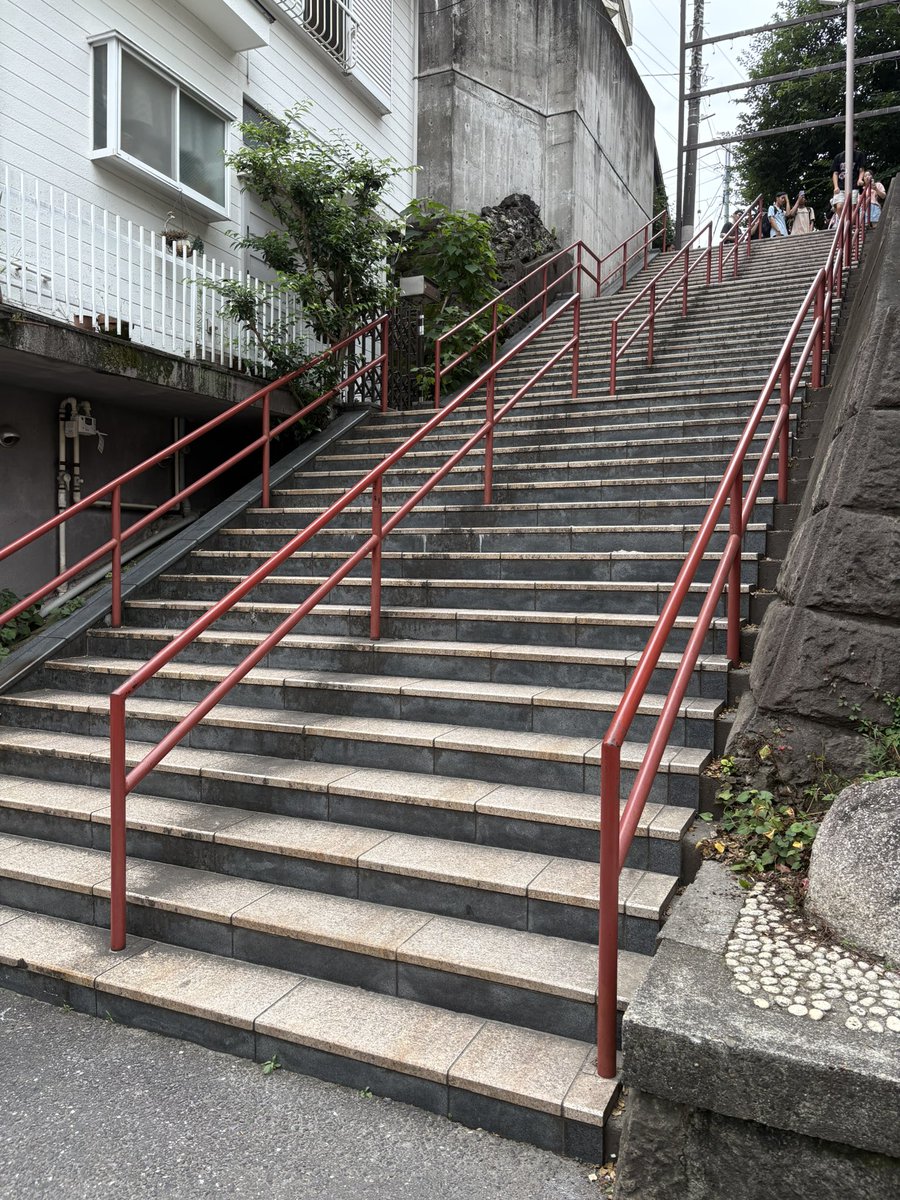 ravikumarangel's tweet photo. 息子、既に夏休みに入ってます😑
「天気の子」と「君の名は。」の聖地に連れて行ってきました。「君の名は。」のとこ、外国人が映画のシーン再現するため並んでた😳
お昼は新大久保でサムギョプサル。

しかし日本の夏、マレーシアより断然暑い。こんな地球の一部が暑くなって大丈夫なのか？ https://t.co/rCAl7xNbhp